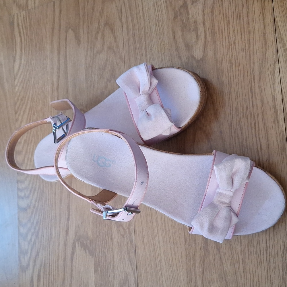 Ugg Pink Milley Bow Sandals Big Girl Size  LIKE NEW sz 5